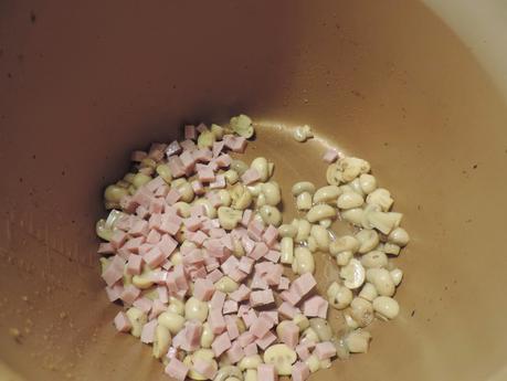 Costrini de pimiento, jamón de pavo, cebolla asada, champiñon y queso.