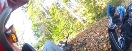 Espectacular caída de un ciclista por una cadena sin señalizar (vídeo)