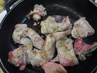 Conejo con salsa de chocolate