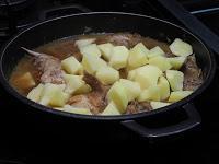 Conejo con salsa de chocolate