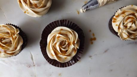 Cupcakes de chocolate caramelo y galleta