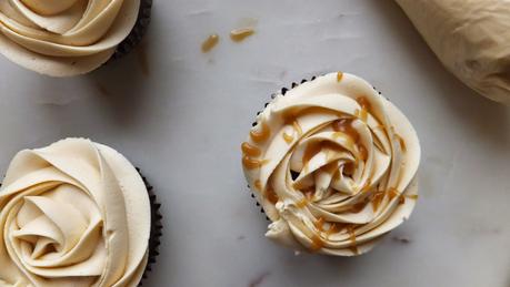 Cupcakes de chocolate caramelo y galleta