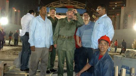 Fidel Castro supervisa la construcción de la Plaza Antiimperialista en La Habana (2006)