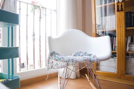 UNA TARDE TEJIENDO mecedora eames