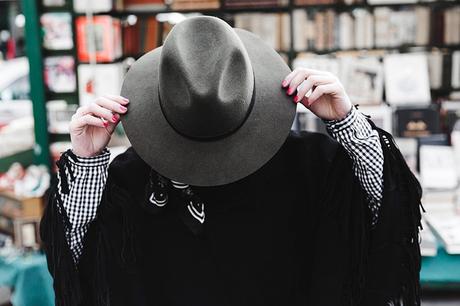 Fringed_Suede_Poncho-Maje-Exclusive-Bandana-Hat-Skinny_Jeans-Outfit_Street_Style-5