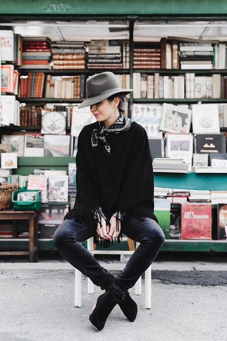 Fringed_Suede_Poncho-Maje-Exclusive-Bandana-Hat-Skinny_Jeans-Outfit_Street_Style-23