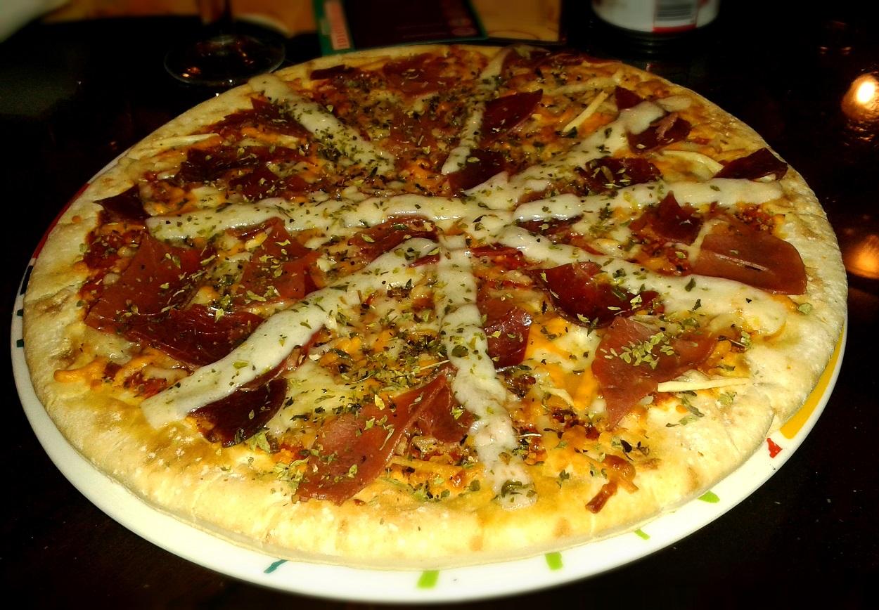 Pizza de jamón serrano y queso