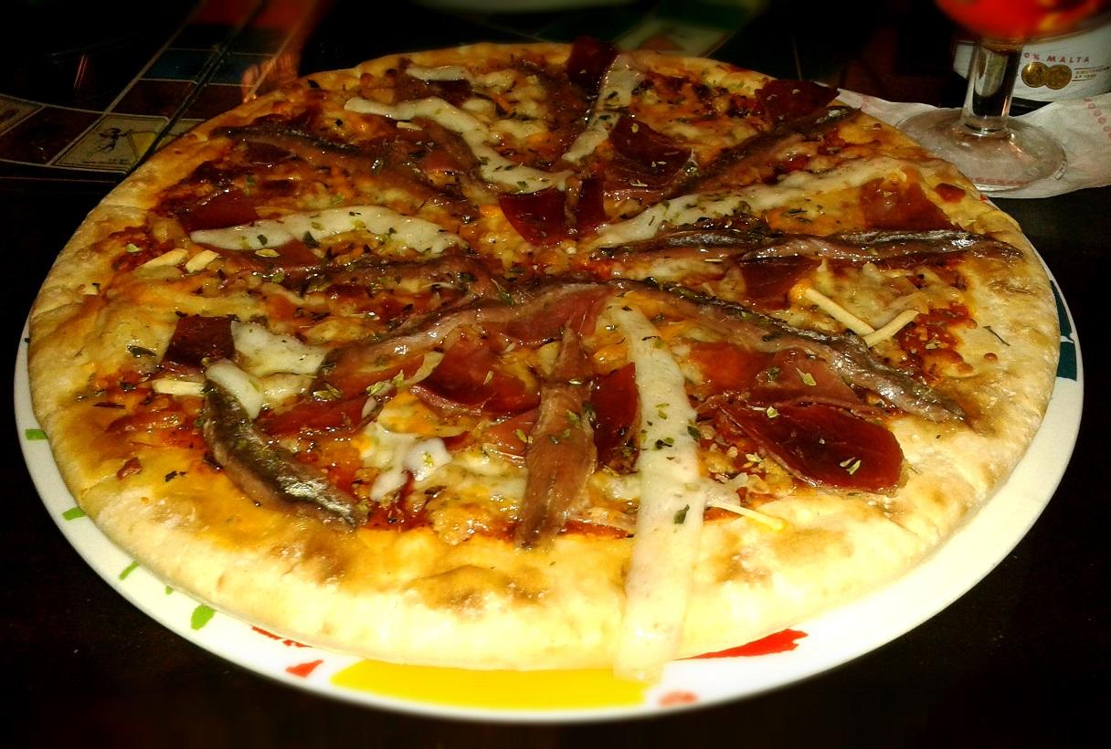 Pizza de jamón serrano, queso y anchoas