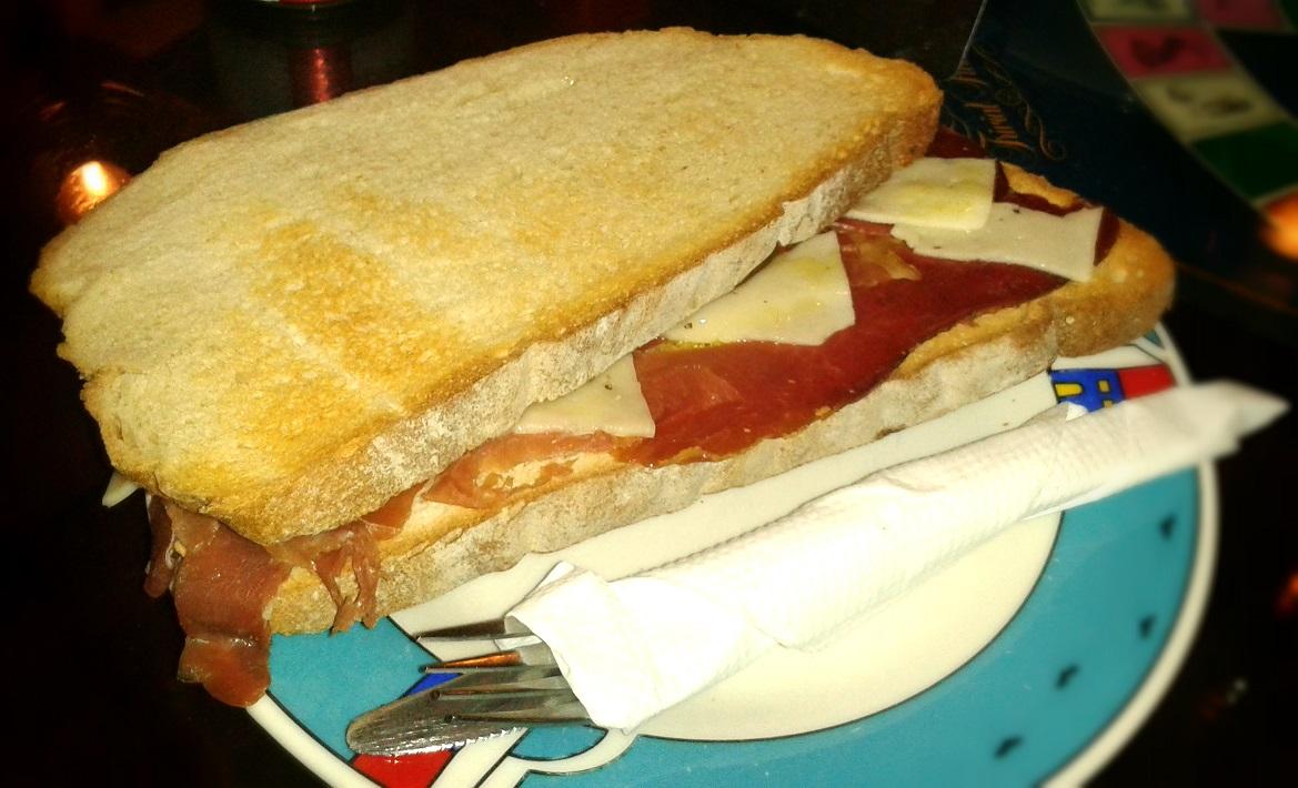 Sándwich en pan rústico de jamón serrano y queso