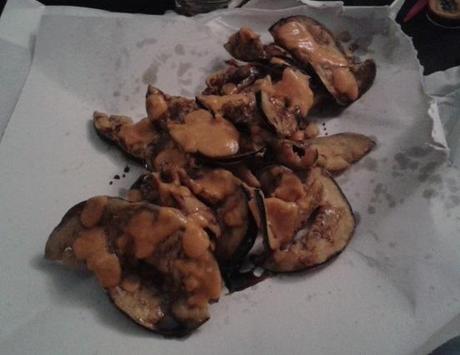 Ración de berenjena con salmorejo y miel de caña