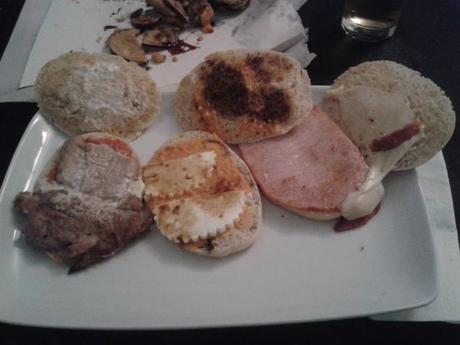 Molletitos de solomillo, salmorejo con queso y de lomo