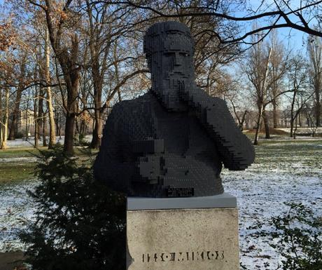 Lego “devuelve” dos estatuas robadas a un parque de Budapest