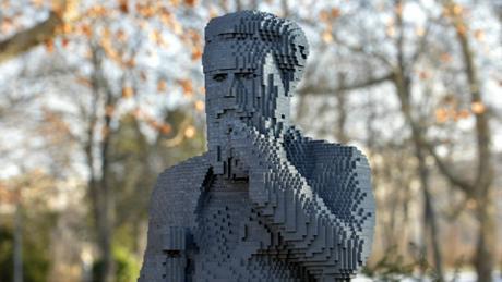 Lego “devuelve” dos estatuas robadas a un parque de Budapest
