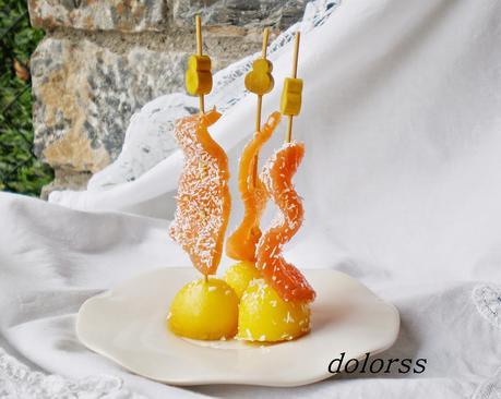 Pincho de salmón, mango y coco