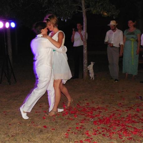 Bailando Tango con el vestido corto.