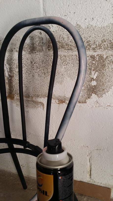 Antes y después de una silla metálica Antes y después de una silla metálica