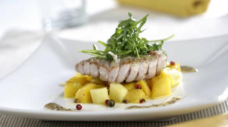 Ventresca de atún con salteado de mango y manzana