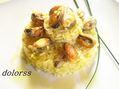 ARROZ CON MEJILLONES Y UN TENEDOR