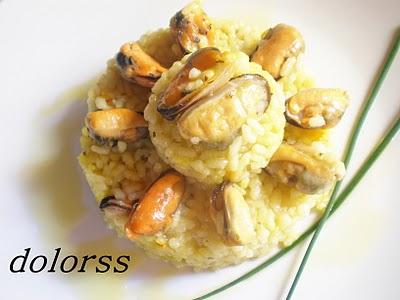ARROZ CON MEJILLONES Y UN TENEDOR