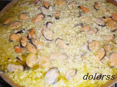 ARROZ CON MEJILLONES Y UN TENEDOR