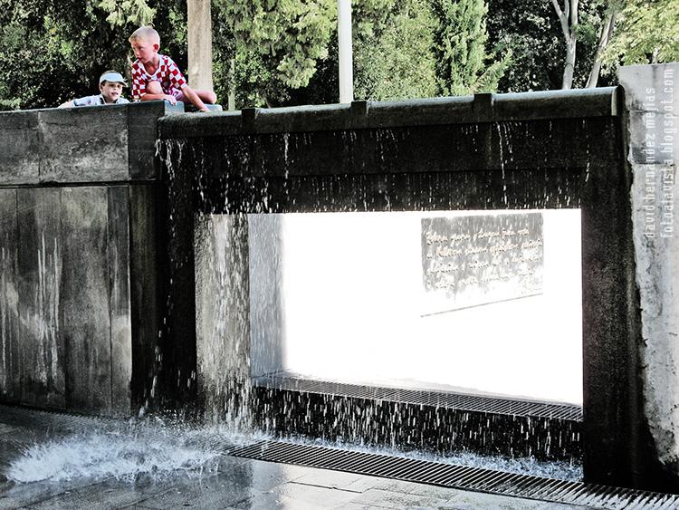 Dos niños sobre una fuente de Split con agua