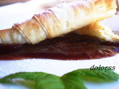 ROLLITOS CRUJIENTES DE TORTA DEL CASAR CON COULIS DE MEMBRILLO
