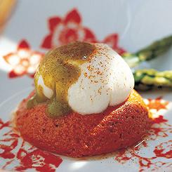 Huevo sobre flan de piquillos