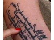 Leyendo tatuaje Lady Gaga