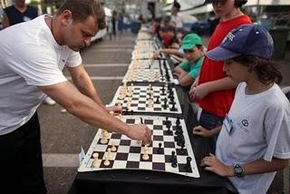 GM Alik Gershon bate record mundial de simultáneas