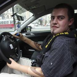 Muere en accidente de tráfico el primer hombre que conducía con dos brazos biónicos