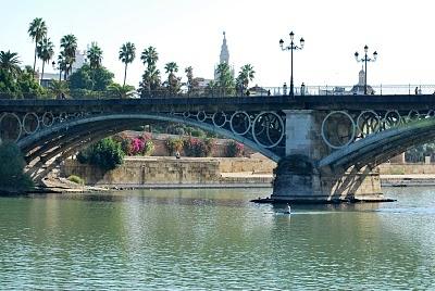 Un río indómito,  una ciudad malograda, un puente inspirado y la Caridad.