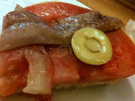 La mejor tostada con tomate y anchoa en el Vaso de Oro