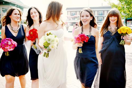 Ramos de colores para la novia y sus amigas