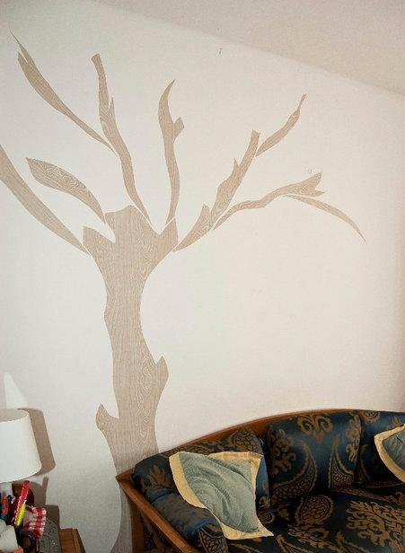 Un vinilo de un árbol hecho con aeron fix imitación madera