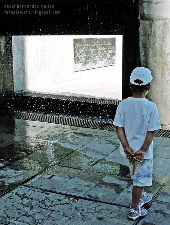 Un niño se acerca a una fuente de Split con agua