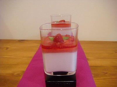 Mousse de queso con fresas y menta