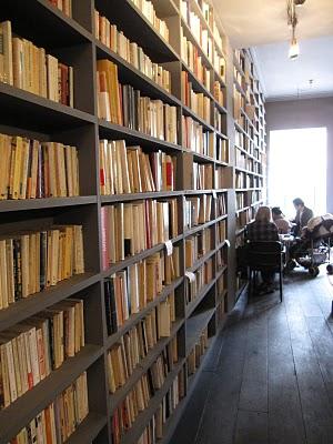 desestrêsate con un buen libro y un café