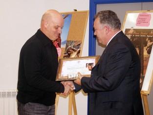 El alcalde de Daimiel, José Díaz del Campo (d), junto al ganador del pasado año, Pepe J. Galanes.