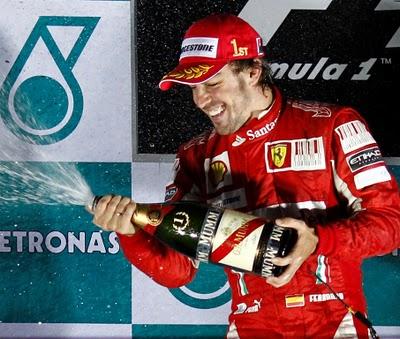 Alonso reina en el caos de Corea y ya es líder