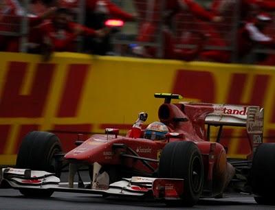 Alonso reina en el caos de Corea y ya es líder