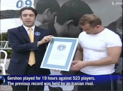 Video- Alik Gershon, récord Guinness de partidas de ajedrez simultáneas 2010