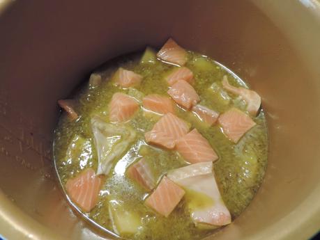 Guiso de patatas con salmón.