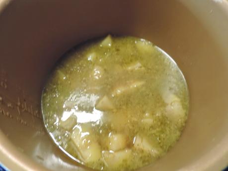 Guiso de patatas con salmón.