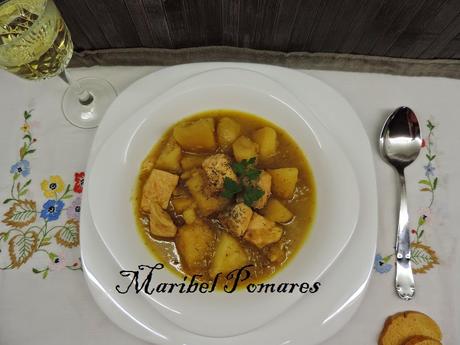 Guiso de patatas con salmón.