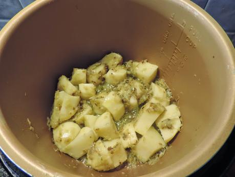 Guiso de patatas con salmón.