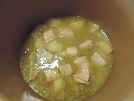 Guiso de patatas con salmón.