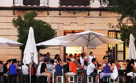 ¿Es comer “pescaito frito” en una terraza una manera de llegar a la felicidad? Terrazas de Sevilla