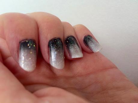 Manicura: Degradado de uñas de negro a blanco con glitter