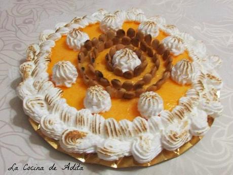 Tarta capuchina decorada con merengue y almendras