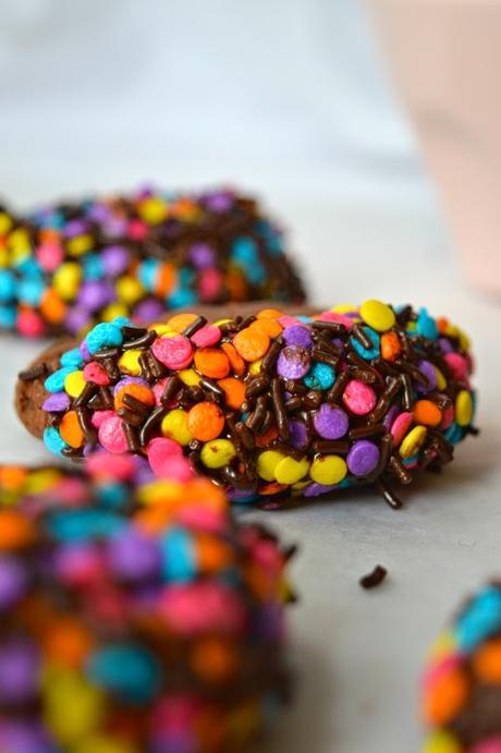 Galletas triple chocolate con sprinkles de colores